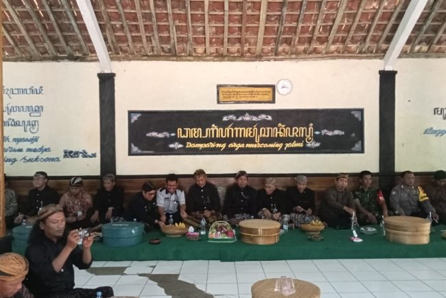Danramil Hadiri Tradisi Sadran Gede Di Desa Gumelem Kulon Dan Gumelem Wetan