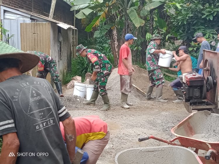 Babinsa Bantu masyarakat Kerja Bakti Pengecoran Jalan di desa binaan