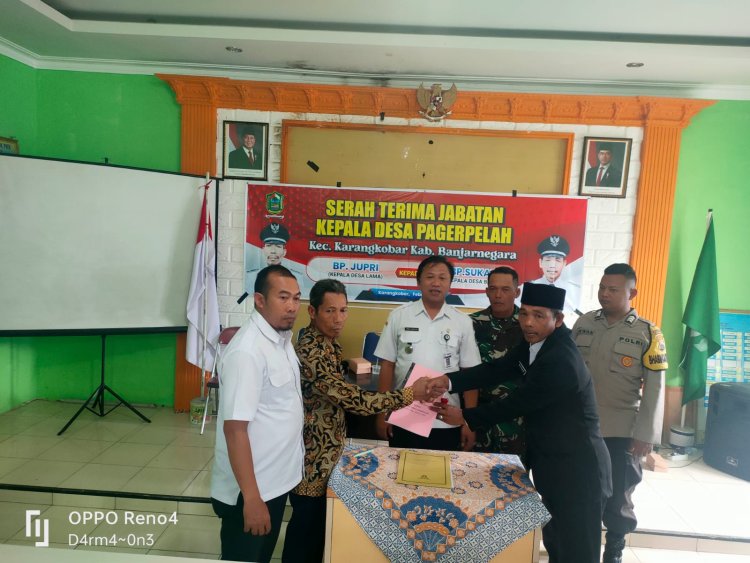 Mewakili Danramil Babinsa Serka Heru Karmanto Hadiri Serah Terima Kepala Desa Pagerpela