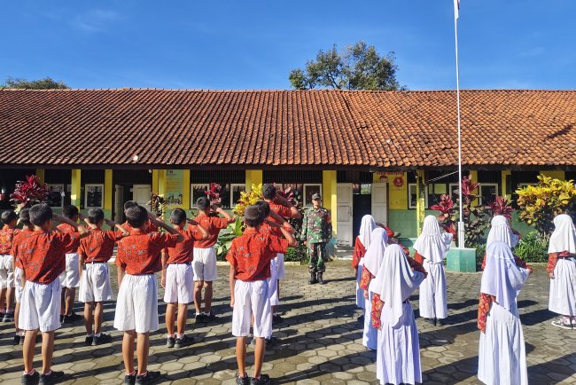 Babinsa Berikan Materi Pendidikan Karakter dan Wasbang ke pada siswa SDN  Penawangan Madukara