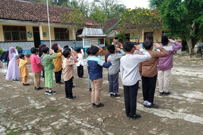 Babinsa Berikan Materi Pendidikan Karakter dan Wasbang ke pada siswa SDN 3 Pakelen  Madukara