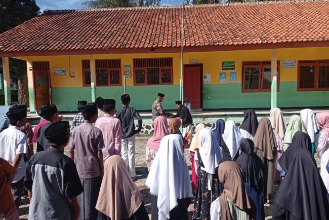 Babinsa Berikan Materi Pendidikan Karakter dan Wasbang kepada siswa MI GUPPI