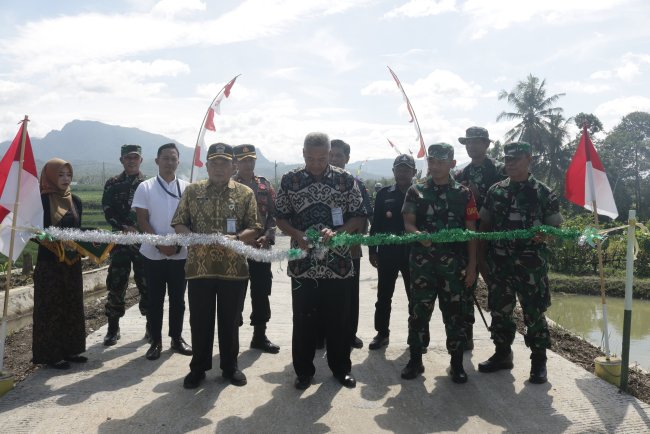 Dandim Letkol Czi Teguh Prasetyanto Tutup TMMD Sengkuyung di Banjarnegara