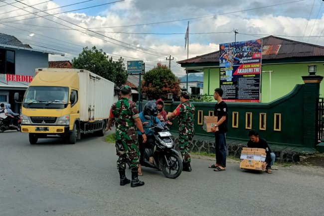Babinsa Bersama Pemuda Desa Sampang Gelar Aksi Berbagi Takjil Di Bulan Ramadhan