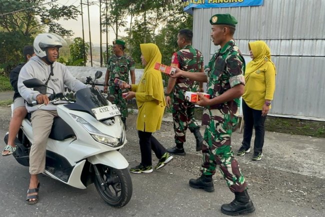 Berburu Berkah Bulan Ramadhan Danramil Beserta Ibu Dan Babinsa BerBagi Takjil 