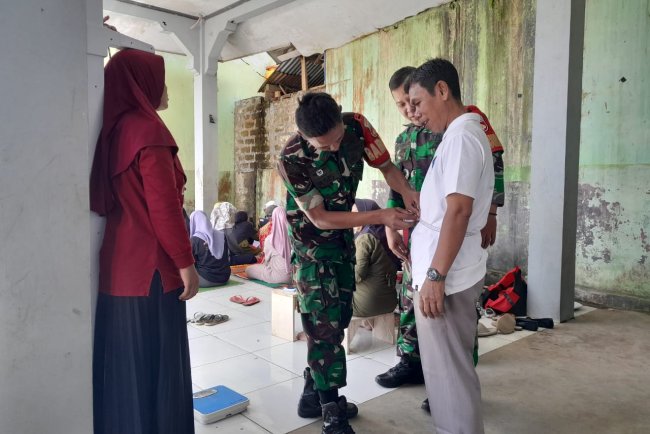 Dekatkan Layanan Kesehatan Babinsa Koramil 04 Karangkobar Dampingi Puskesmas Gelar Pengobatan Gratis