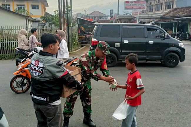 Berbagi Di Bulan Ramadhan Babinsa Bersama KPKC (Karangkobar Punya King Club) Bagikan Takjil Gratis