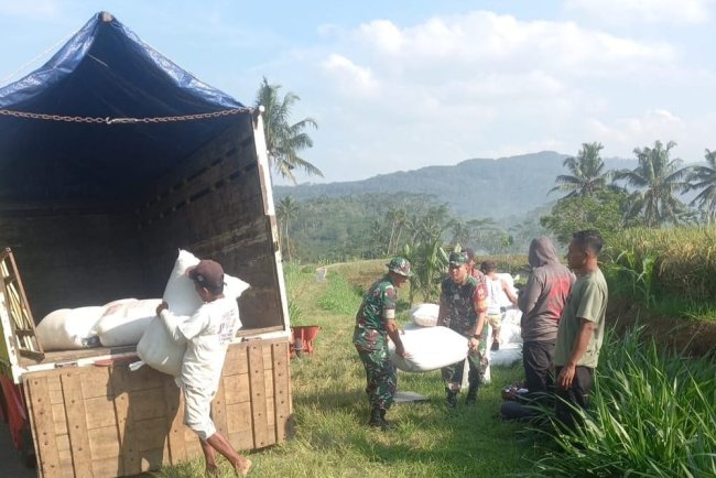 Danramil 12 Sigaluh Bersama Anggota Dan Bulog Kancab Banyumas Melaksanakan Sergab