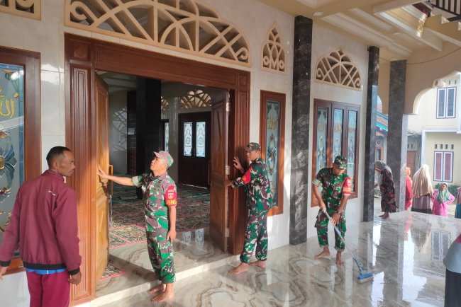 Anggota Koramil 17 Wanayasa Membantu Warga Masyarakat Membersihkan Masjid