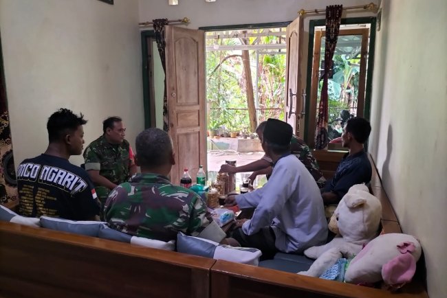 Koramil 03 Wanadadi Silaturahmi ke Tokoh Adat Desa Karang Kemiri dalam Rangka Idul Fitri 1446 H