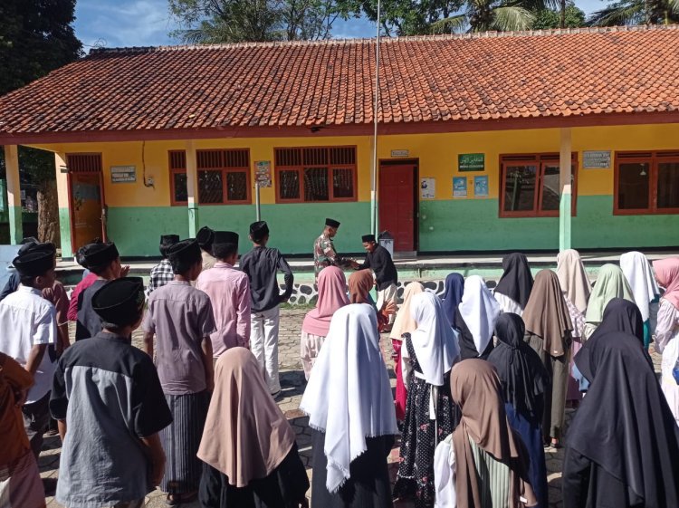 Babinsa Berikan Materi Pendidikan Karakter dan Wasbang kepada siswa MI GUPPI