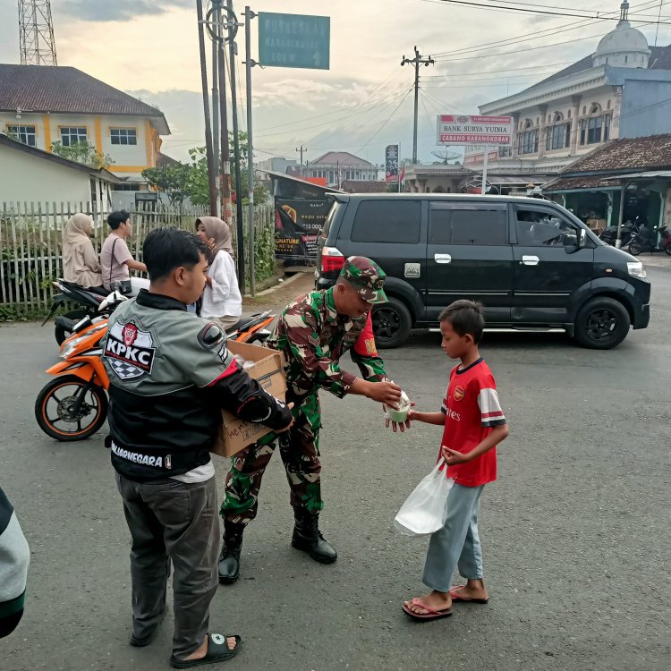 Berbagi Di Bulan Ramadhan Babinsa Bersama KPKC (Karangkobar Punya King Club) Bagikan Takjil Gratis