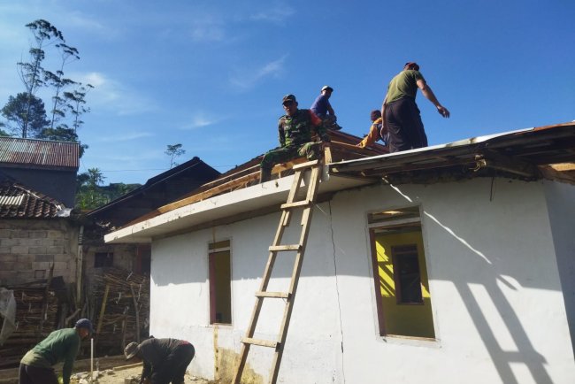 Tingkatkan Kerjasama Melalui Prinsip Gotong Royong Babinsa Bantu Warga Bongkar Mushola AL-IMAN