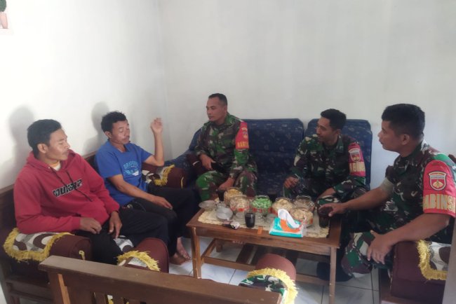 Babinsa Koramil 04/Karangkobar Jalin Komsos Dengan Warga Desa Binangun