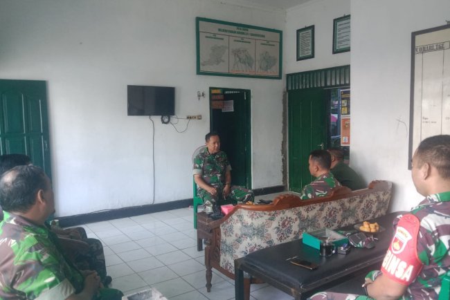 Jam Komandan Koramil Berikan Arahan  Kepada Anggota