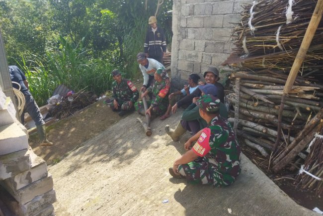 Babinsa Koramil 04 Karangkobar  Ciptakan Keakraban dengan Warga Binaan Melalui Komsos