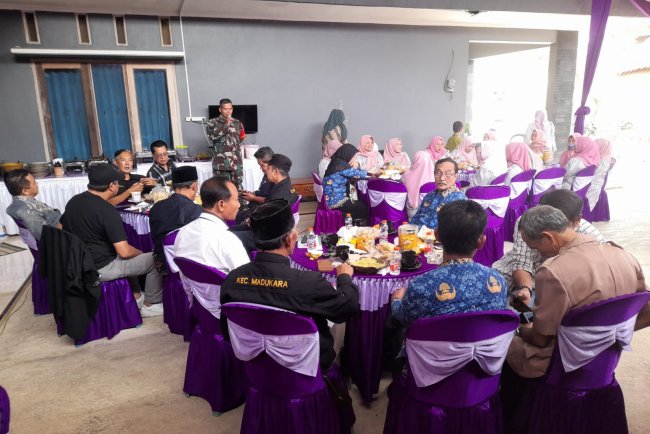 Babinsa Hadiri Pertemuan Rutin IKKDes Ikatan Keluarga Kepala Desa Se Kecamatan Madukara