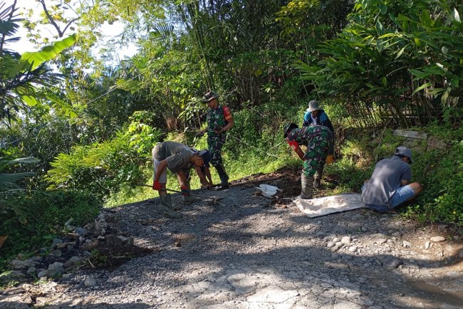 BABINSA KORAMIL 13/BANJARMANGU MELAKSANAKAN KERJA BAKTI PERBAIKAN JALAN PENGHUBUNG ANTAR DESA