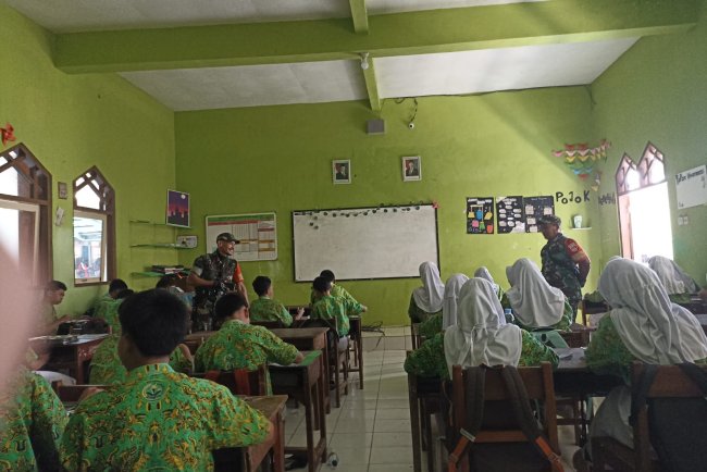 2 Orang Anggota Babinsa Koramil 01 Melaksanakan Pendampingan MBG