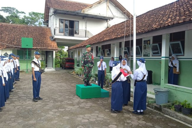 Jadi Pembina Upacara di Mts Cokroaminoto Madukara Babinsa Koramil 14 Madukara 