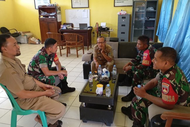 Jalin Silaturahmi Babinsa Melaksanakan Komsos Dengan kades dan Perangkat Desa Binaan