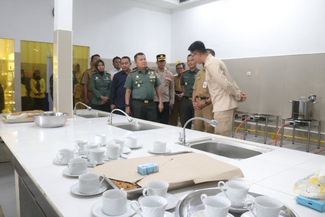 Danrem 071 Wijayakusuma Tinjau Dapur Sehat Banjarnegara Dorong Pemerataan Gizi Lewat Program Makan Bergizi Gratis
