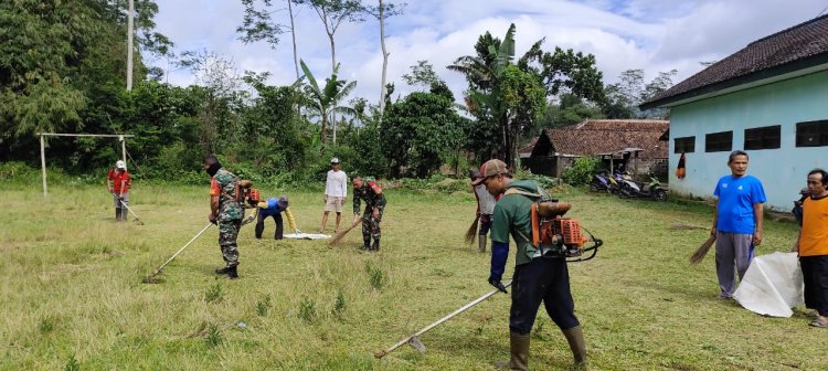 Babinsa Koramil 04/Krb bersama Warga Kerja Bakti Bersihkan Lapangan, Siapkan Tempat Shalat Idul fitri 1446 H