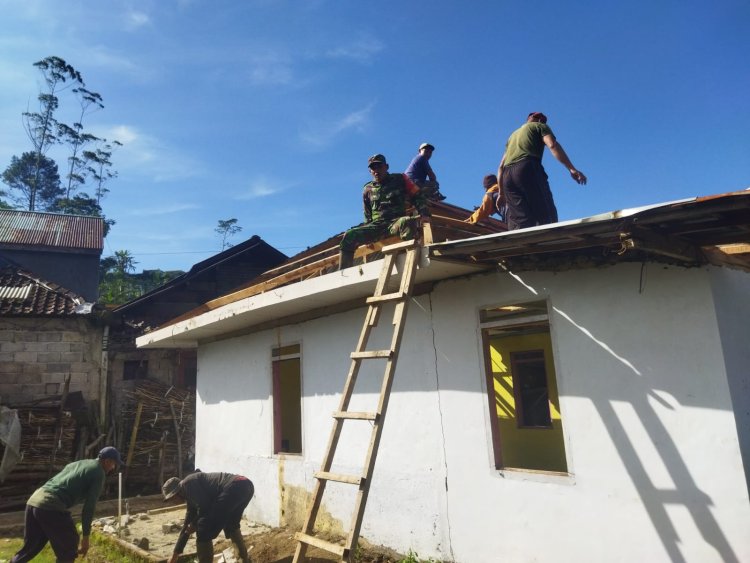 Tingkatkan Kerjasama Melalui Prinsip Gotong Royong Babinsa Bantu Warga Bongkar Mushola AL-IMAN
