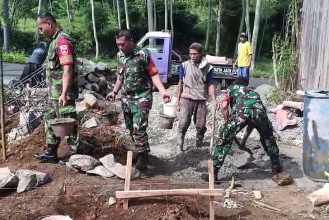 Babinsa Ikut Gotong Royong Membantu Warga Binaan Cor Pondasi Rumah