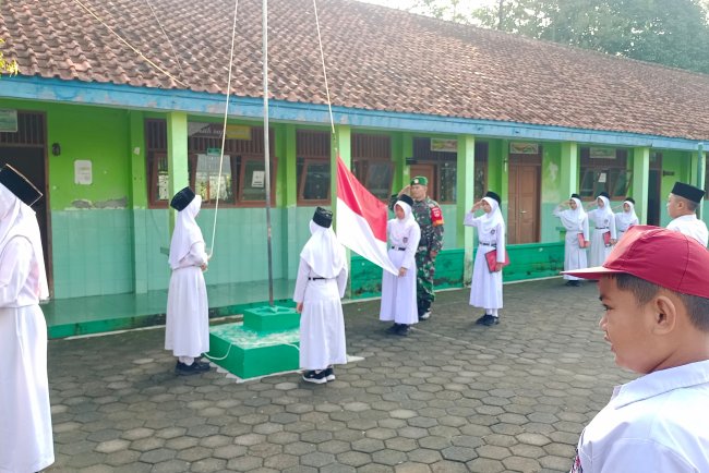 Babinsa menjadi pembina upacara  di SD N Blitar kec Madukara