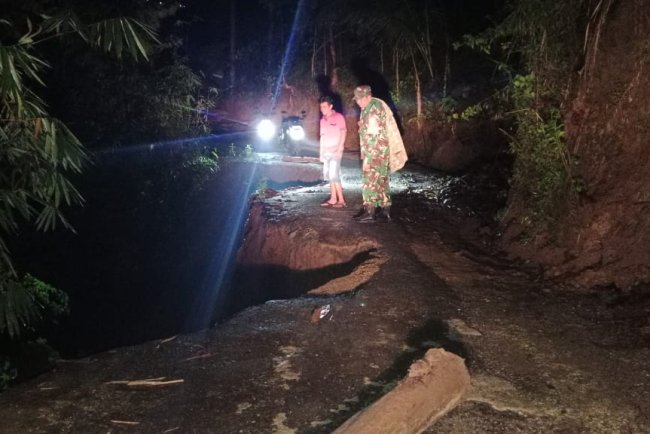 Babinsa 01 Bersama Kasi Trantib Kecamatan Melaksanakan Pengecekan Bahu Jalan Ambles