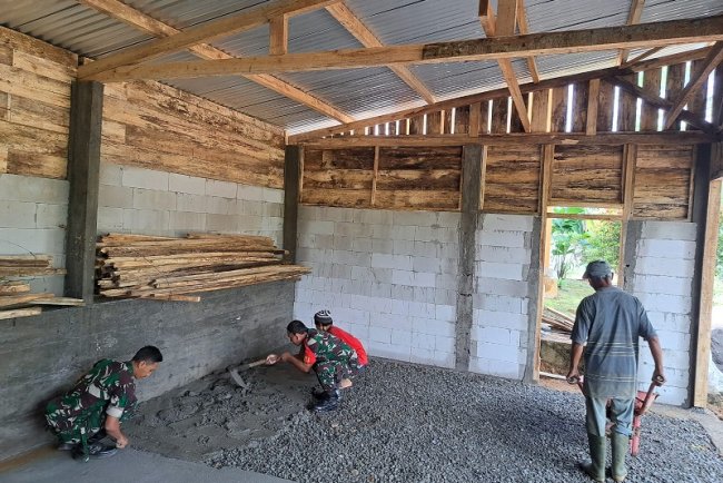 Babinsa Koramil 04/Karangkobar Bantu Pembangunan Garasi dan Tempat Parkir