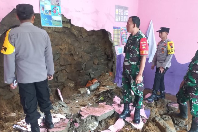 Babinsa Bersama Forkopincam Karangkobar Melaksanakan Pengecekan Jebolnya Tembok Sekolah RA Guppi