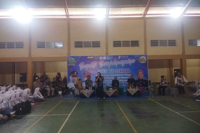 Danramil Bersama Forkopincam Dampingi Bupati Banjarnegara Goes to School Di SMA N 1 Karangkobar