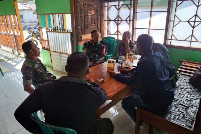 Babinsa Koramil 04 MKarangkobar Jalin Komsos Dengan Pegawai Perhutani BKPH Karangkobar