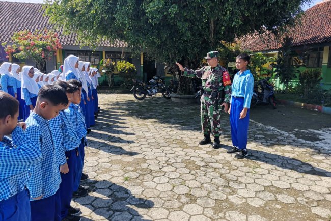 Babinsa menjadi pembina pendidikan karakter dan wawasan kebangsaan di SD N 2 Bantarwaru