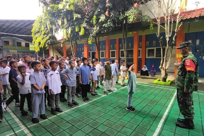 Babinsa menjadi pembina pendidikan karakter dan wawasan kebangsaan di SDIT