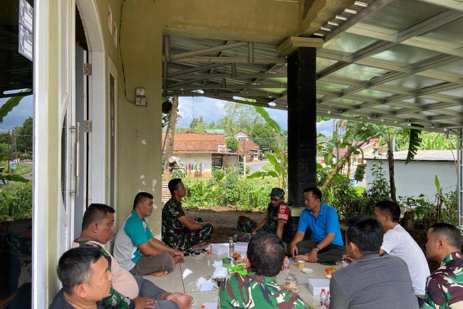 Sebagai Bentuk Perhatian Danramil Beserta Anggota Dan Ibu-Ibu Persit Menjenguk Anggota Pasca Istrinya Melahirkan