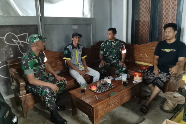Babinsa Ciptakan Keakraban dengan Warga Binaan Melaksanakan Komsos Di Wilayah