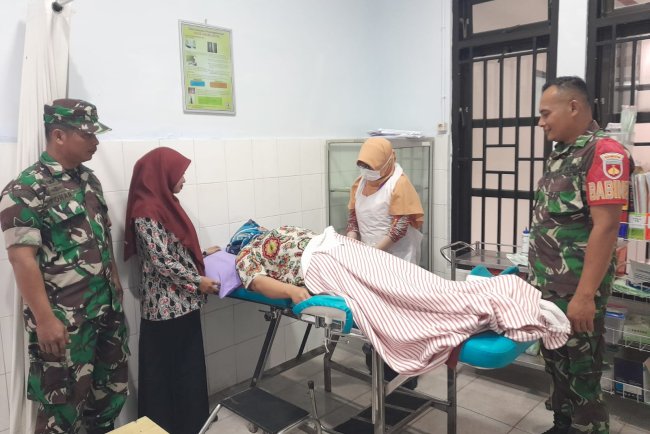 Babinsa Koramil 04 Karangkobar  Dampingi Pelayanan KB Di Puskesmas Karangkobar