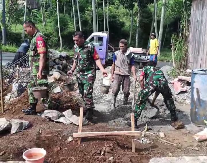 Babinsa Ikut Gotong Royong Membantu Warga Binaan Cor Pondasi Rumah