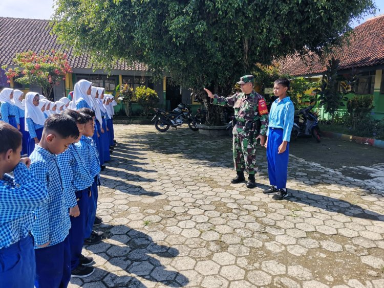 Babinsa menjadi pembina pendidikan karakter dan wawasan kebangsaan di SD N 2 Bantarwaru