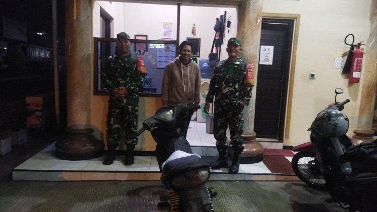 Jaga Wilayah Tetep Kondusuif Babinsa Koramil 04 Karangkobar  Karangkobar Melaksanakan Patroli