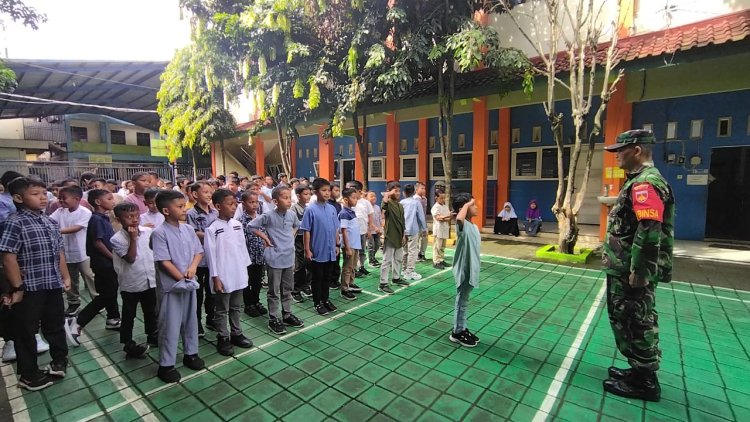 Babinsa menjadi pembina pendidikan karakter dan wawasan kebangsaan di SDIT
