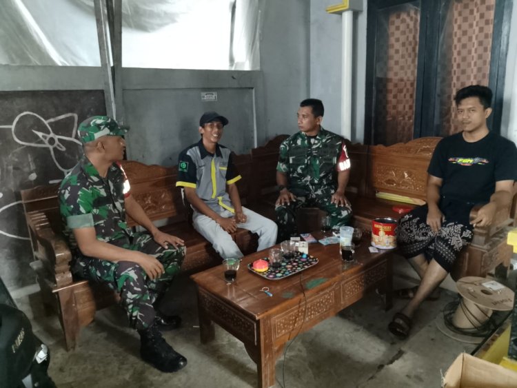 Babinsa Ciptakan Keakraban dengan Warga Binaan Melaksanakan Komsos Di Wilayah