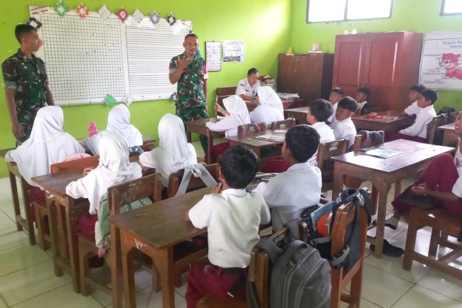 Menumbuhkan Jiwa Patriotisme Pada Siswa Babinsa Berikan Materi Wasbang Siswa-Siswi SD N Purwodadi