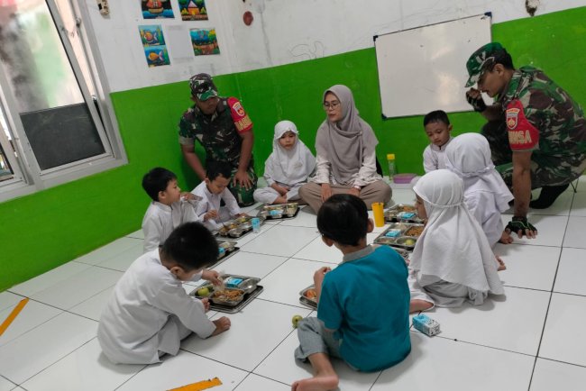 Babinsa Koramil 01 Melaksanakan Pendampingan MBG