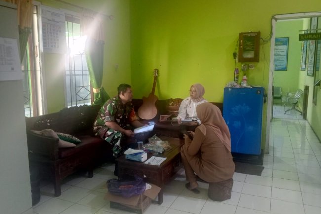 Babinsa Sambangi Kelurahan,Komsos Dengan Sekertaris Lurah dan Petugas BPS
