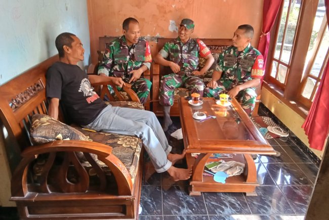 Babinsa Melaksanakan Komsos Dengan Tokoh Masyarakat Di wilayah Binaan 