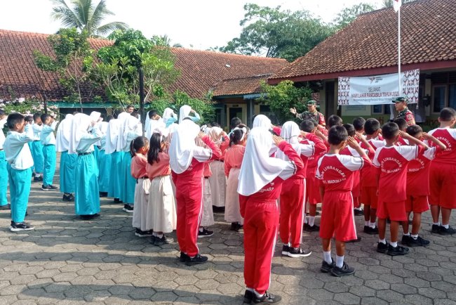 Babinsa menjadi pembina pendidikan karakter dan wawasan kebangsaan di SDN Limbangan   